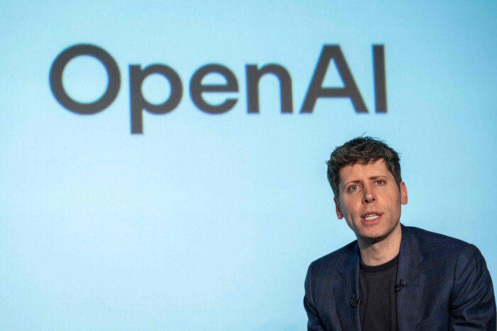 샘 올트먼 오픈AI CEO가 3일 일본 도쿄에서 손 마사요시 소프트뱅크 의장과 대담하고 있다. (사진=AFP 연합뉴스)