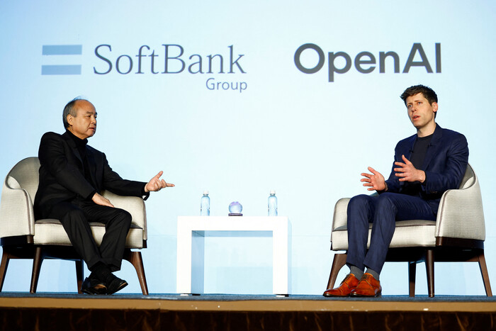 샘 올트먼 오픈AI CEO(오른쪽)와 손 마사요시 소프트뱅크 CEO가 3일 일본 도쿄에서 AI와 관련해 대담하고 있다. (사진=REUTERS 연합뉴스)