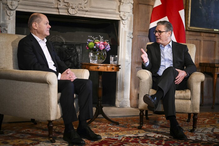 2일(현지시각) 영국 에일즈베리에서 올라프 숄츠 독일 총리(왼쪽)와 키어 스타머 영국 총리가 대화를 나누고 있다.(사진=AP, 연합뉴스)