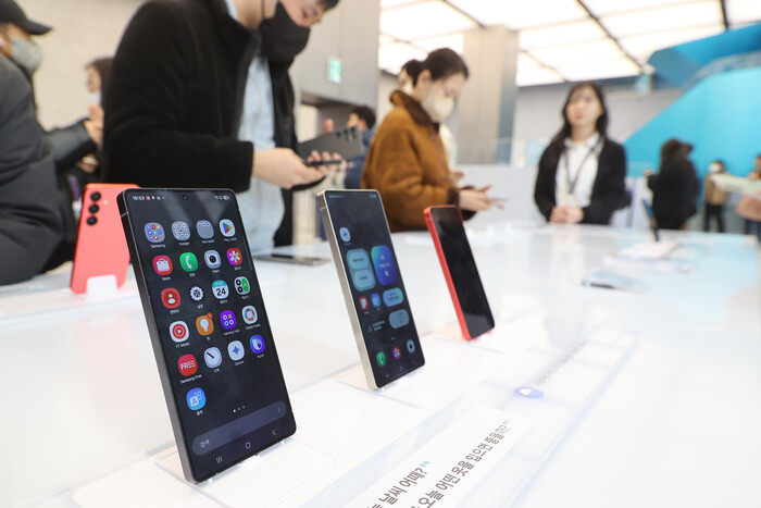 갤럭시 S25 시리즈 사전 판매가 시작된 1월24일 서울 서초구 삼성 강남 매장에서 고객들이 제품을 체험하고 있다. (사진=연합뉴스)