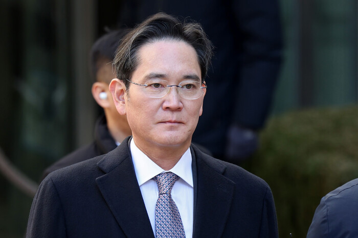 이재용 삼성전자 회장이 3일 서울 서초구 서울고법에서 열린 삼성그룹 경영권 승계 관련 부당합병·회계부정 의혹 항소심 선고공판에서 무죄 판결을 받은 뒤 법원을 나서고 있다. (사진=연합뉴스)