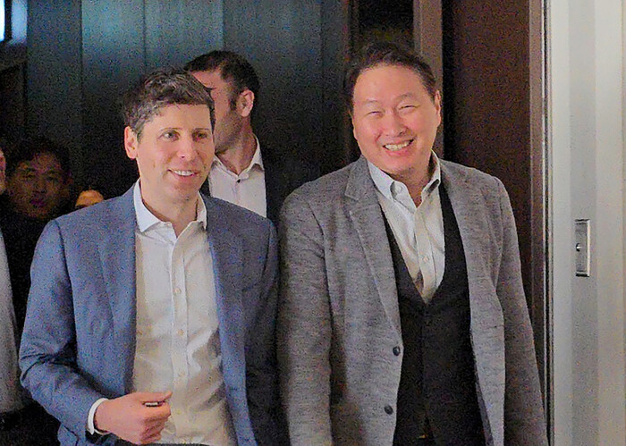 최태원 SK그룹 회장(오른쪽)과 샘 올트먼 오픈AI CEO가 4일 오전 서울 중구 더플라자호텔에서 회동을 마친 뒤 함께 걷고 있다. (사진=연합뉴스)