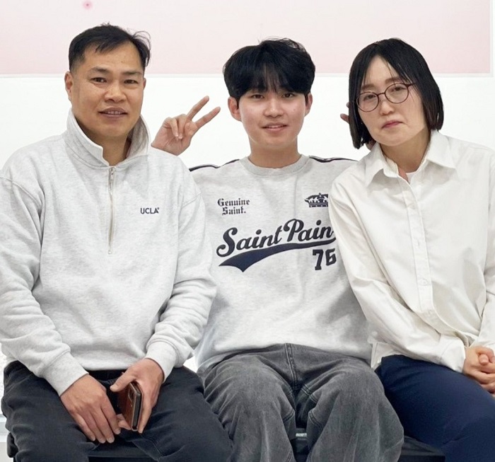 차관철 대표(왼쪽)와 아들, 그리고 아내.