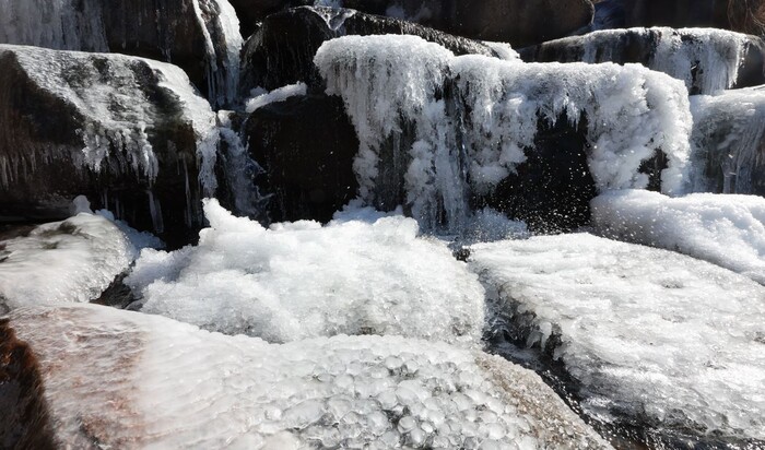 전국에 매서운 한파가 몰아친 5일 부산지역 아침 최저기온이 영하 6도까지 떨어진 가운데 부산 북구 화명동 대천천 계곡에 얼음이 얼어있다.[사진=연합뉴스]