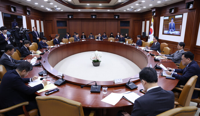 최상목 대통령 권한대행(태극기 오른쪽)이 5일 정부서울청사에서 열린 '국정현안관계장관회의 겸 경제관계장관회의 겸 산업경쟁력강화관계장관회의'에서 머리발언을 하고 있다. (사진=연합뉴스)