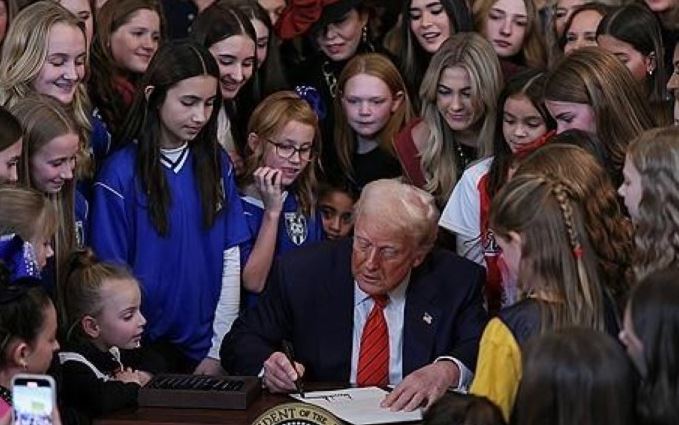 성전환자 여성 스포츠 출전금지 행정명령에 서명하는 트럼프 미 대통령[사진=연합뉴스]