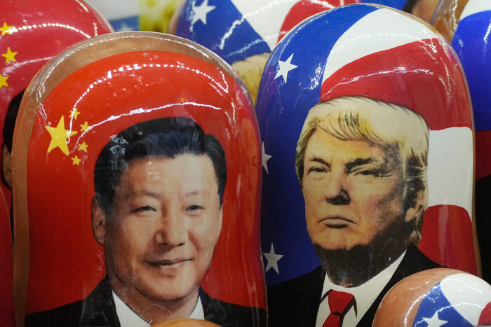 시진핑 중국 국가주석과 도널드 트럼프 미국 대통령 이미지를 넣은 러시아 전통 나무 인형 마트료시카.(사진=AP, 연합뉴스)