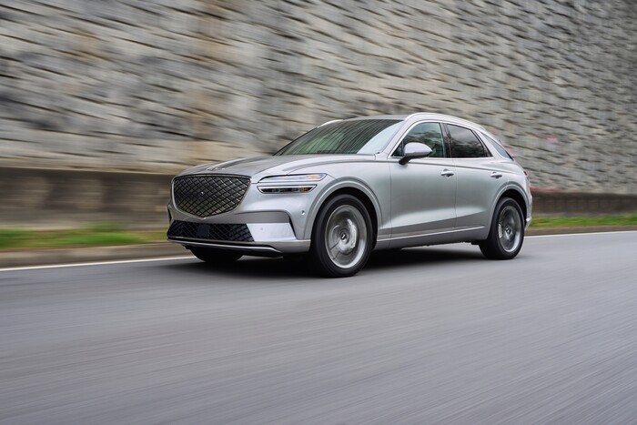 카즈닷컴이 '최고의 고급차'로 뽑은 제네시스 GV70 전동화 모델. (사진=현대차그룹 제공)