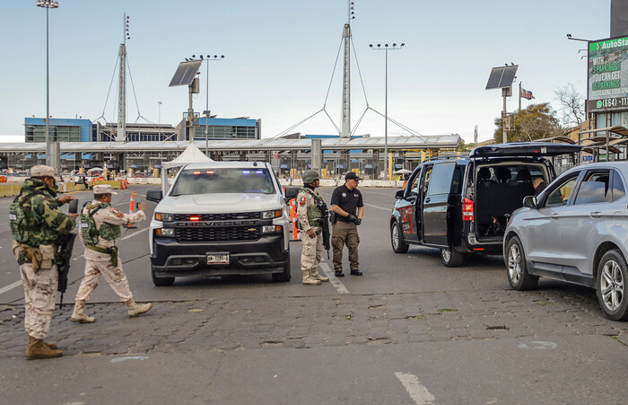멕시코 군인과 범죄조사국(CIA) 요원들이 6일(현지시각) 멕시코 티후아나의 산이시드로 항 검문소에서 짐을 검색하고 있다. (사진=EPA 연합뉴스)
