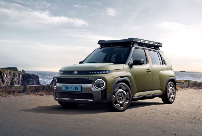 현대자동차가 캐스퍼 일렉트릭에 아웃도어 테마 디자인을 입힌 ‘캐스퍼 일렉트릭 크로스’. 루프랙에 전용 바스켓을 장착한 모습이다. (사진=현대차 제공)