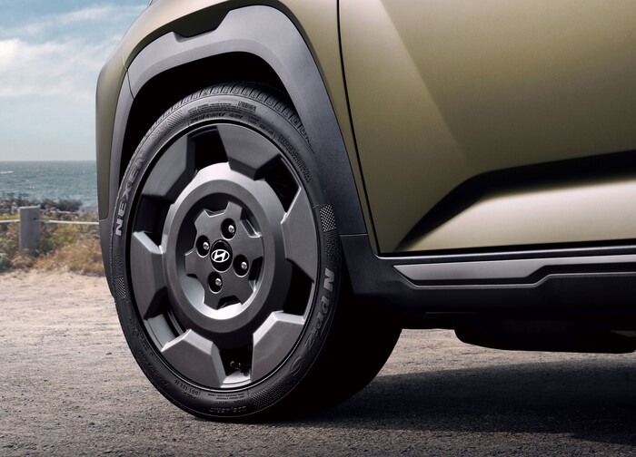 17인치 알로이 휠과 사이드 몰딩이 적용된 모습. (사진=현대차 제공)