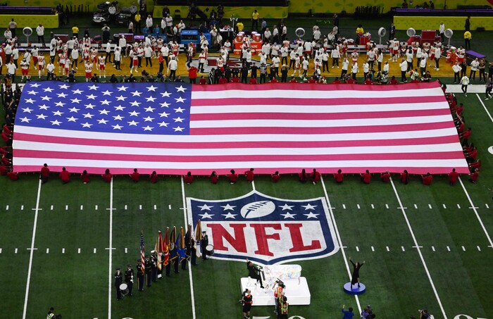 9일(현지시각) 미국 루이지애나주 뉴올리언스의 시저스 슈퍼돔에서 슈퍼볼 대회에 앞서 미 국가가 연주되고 있다.(사진=AFP, 연합뉴스)