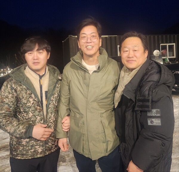 서윤복 강사(왼쪽부터), 김민기 관장, 홍성민 대표.