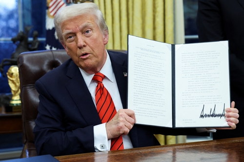 도널드 트럼프 미국 대통령이 10일(현지시각) 미국 워싱턴 백악관 집무실에서 철강 알루미늄 관세 포고문에 서명한 뒤 이를 들어보이고 있다. (사진=REUTERS 연합뉴스)