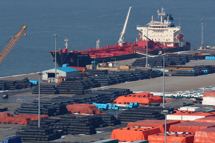 도널드 트럼프 미국 대통령이 미국으로 수입되는 모든 철강 및 알루미늄 제품에 관세 25% 부과를 공식 발표한 11일 경기도 평택항에 선적을 기다리는 철강 제품이 쌓여 있다. (사진=연합뉴스)