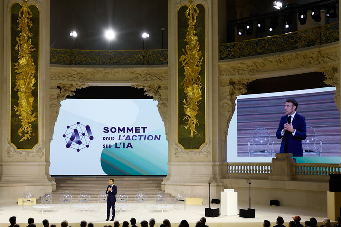 에마뉘엘 마크롱 프랑스 대통령이 11일 파리 그랑 팔레에서 열린 ;AI 액션 서밋'에 참석해 연설하고 있다.(사진=EPA, 연합뉴스)