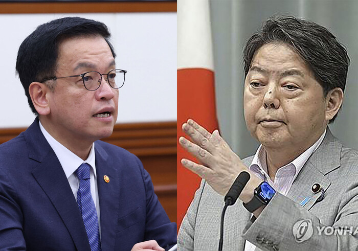 최상목 대통령 권한대행 부총리 겸 기획재정부 장관(왼쪽)이 12일 정부서울청사에서 열린 국정현안관계장관회의 겸 경제관계장관회의 겸 산업경쟁력강화관계장관회의에서 발언하고 있다. 오른쪽은 하야시 요시마사 일본 관방장관. (사진=연합뉴스)