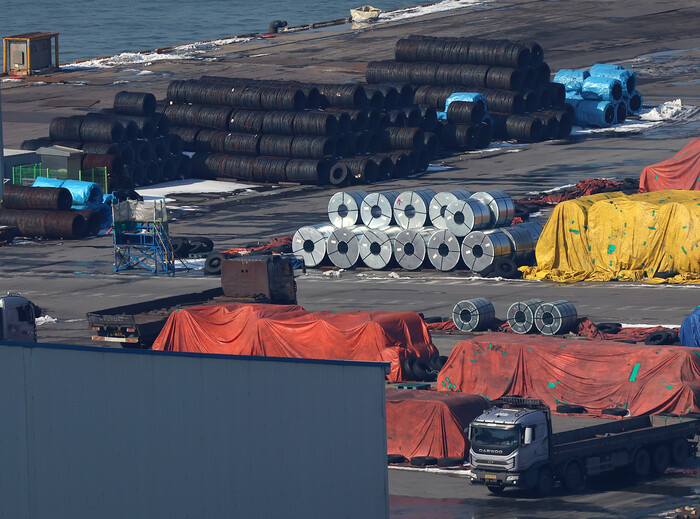 수출을 위해 선적을 기다리는 철강 제품이 11일 경기도 평택항에 쌓여 있다. (사진=연합뉴스)