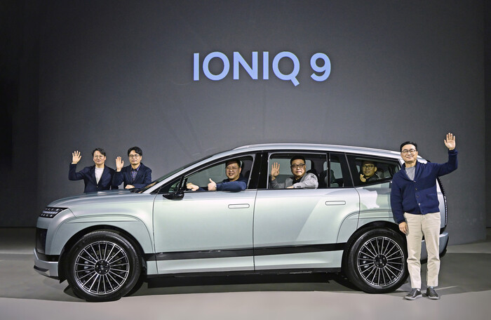 아이오닉9 출시행사에서 현대차 정유석 국내사업본부장(맨 오른쪽)과 직원들이 차량 안팎에서 손을 흔들고 있다. (사진=현대차 제공)