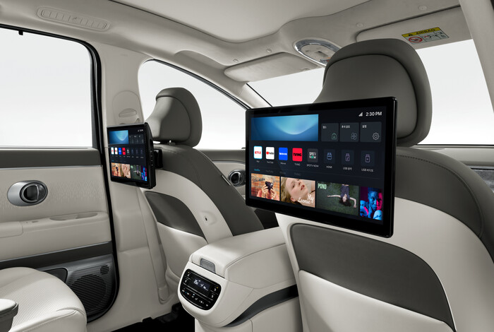 아이오닉9에 설치된 대형 모니터로 OTT 영상을 즐길 수 있다. (사진=현대차 제공)