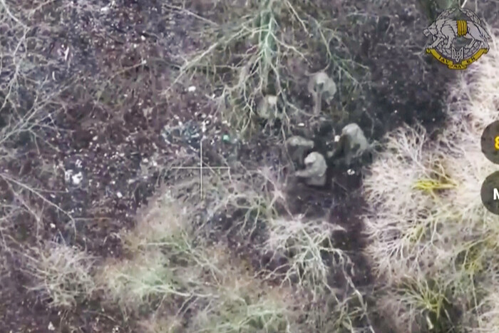 러시아 쿠르스크 국경지역에서 우크라이나 군이 북한군 2명을 생포하는 모습이 우크라이나 국방부가 촬영해 지난달 배포한 영상에 담겼다.(사진=AP, 연합뉴스)