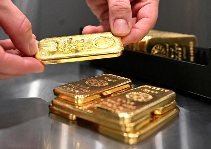 독일 뮌헨의 프로아우룸 골드하우스에서 지난달 10일 안전금고에 골드바를 보관하고 있다. (사진=REUTERS 연합뉴스)