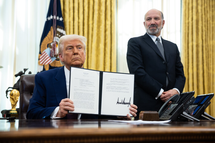 도널드 트럼프 미국 대통령이 13일(현지시각) 워싱턴 백악관 집무실에서 상호 관세에 대한 각서에 서명한 뒤 이를 들어보이고 있다. 오른쪽은 하워드 러트닉 상무장관 지명자. (사진=UPI 연합뉴스)