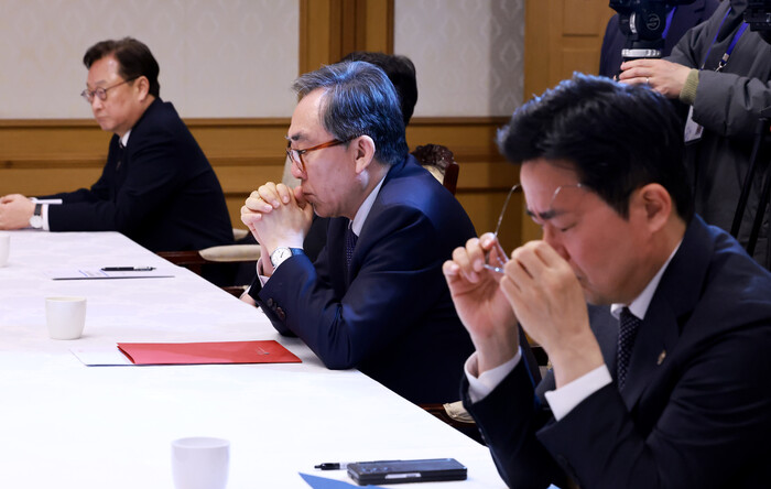 지난 11일 정부서울청사에서 열린 대외경제현안간담회에서 참석자들이 회의 시작을 기다리며 생각에 잠겨 있다. 오른쪽부터 박성택 산업통상자원부 1차관, 조태열 외교부 장관, 왕윤종 국가안보실 3차장. (사진=연합뉴스)