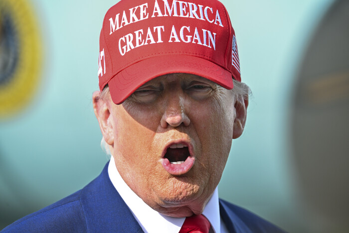 도널드 트럼프 미국 대통령이 지난 16일 플로리다 팜비치에서 나스카 데이토나 500 자동차 경주에 참석한 뒤 취재진들에게 말하고 있다.(사진=AP, 연합뉴스)