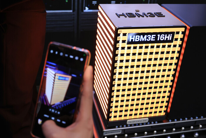세계 최대 가전·정보기술(IT) 전시회 'CES 2025' SK 전시관 사전 공개 행사에서 지난 1월6일(현지시각) 공개된 HBM3E 16단 제품 실물과 샘플. (사진=연합뉴스)