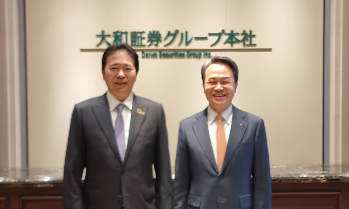 신한금융그룹 올해 첫 해외 IR에서 오기노 아키히코 다이와증권그룹 사장(왼쪽)과 만난 진옥동 신한금융그룹 회장이 함께 기념촬영을 하고 있다.