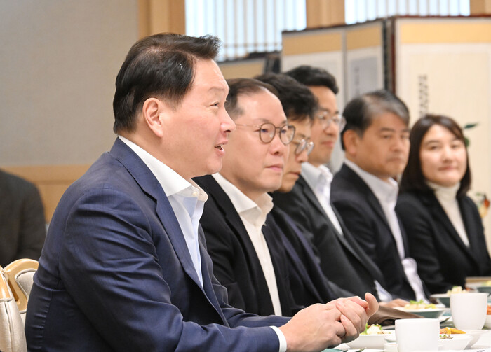 최태원 대한상의 회장(맨 왼쪽)과 민간사절단이 미국 방문을 앞두고 16일 정부서울청사에서 열린 최상목 대통령 권한대행과 만찬을 겸한 간담회를 하고 있다. (사진=기획재정부 제공)