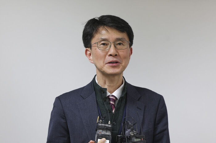 박종원 산업통상자원부 통상차관보가 지난 10일 서울 송파구 철강협회에서 열린 '미국의 철강·알루미늄 제품군 관세 부과 계획' 관련 긴급 점검 회의에 참석하려다 기자들의 질문에 답하고 있다.(사진=연합뉴스)