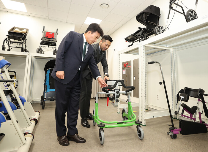 하나금융그룹은 장애인의 건강한 성장과 경제적 자립을 위한 생애주기별 맞춤형 통합 지원 사업을 실시한다고 밝혔다. 이번 사업의 첫 시작으로 지난 17일 서울 마포구 소재 푸르메재단 넥슨어린이재활병원에서 ‘장애 아동ㆍ청소년을 위한 재활 및 학습 보조기구 전달식’을 가졌다.