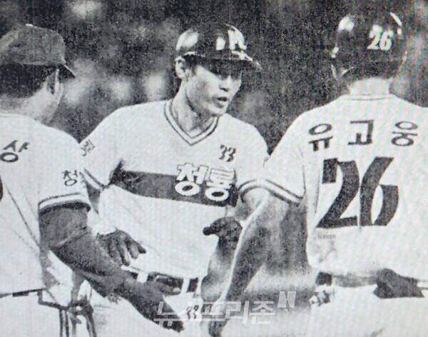 LG 트윈스에서 활약하던 시절의 이광은(중앙)