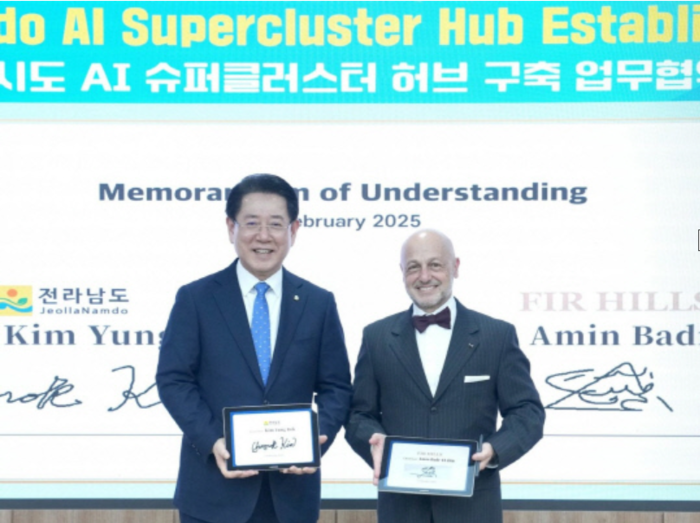 아민 바드르엘딘 스톡 팜 포드 공동 창립자(오른쪽)가 김영록 전남지사와 양해각서를 체결한 뒤 들어보이고 있다. (사진=스톡 팜 로드 제공)