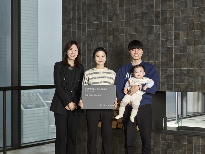 신라스테이 삼성 김명희 총지배인(맨 왼쪽)과 당첨자 정다운씨 가족이 기념촬영을 하고 있다. (사진=신라스테이 제공)