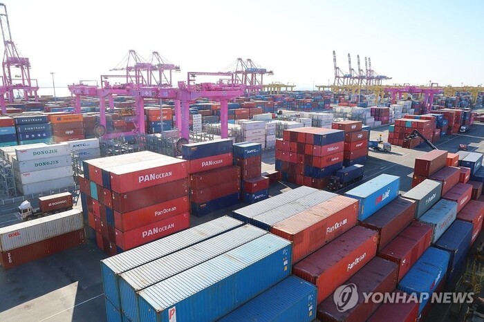 2일 인천 연수구 인천신항 컨테이너 터미널에 수출입 컨테이너가 쌓여 있다. (사진=연합뉴스)