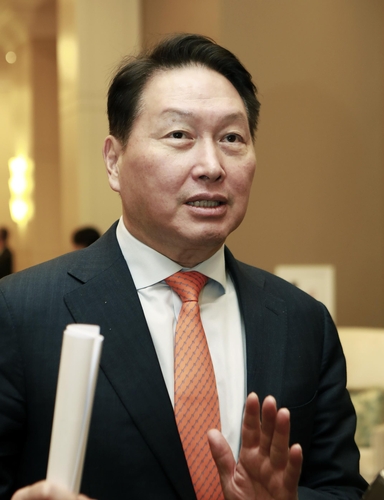 최태원 회장이 21일(현지시각) 워싱턴 DC의 한 호텔에서 기자들에게 이야기하고 있다. (사진=연합뉴스)