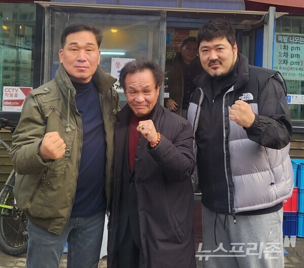 김인식 대표(왼쪽부터), 장정구 챔프, 김형균 감독.