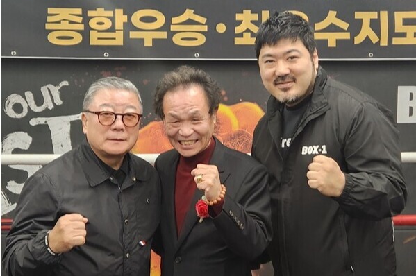 박치순 회장(왼쪽부터), 장정구 챔프, 김형균 감독.