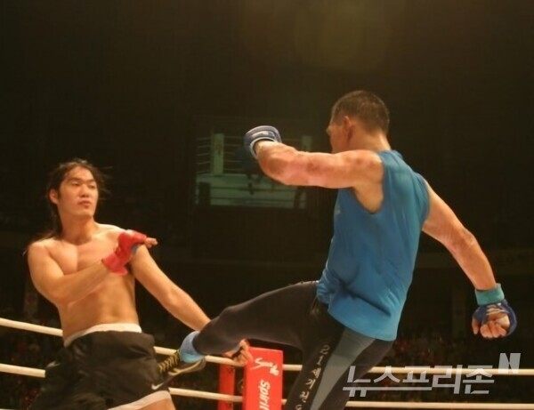 박현성 관장을 상대로 은퇴경기를 펼치는 김형균 감독(왼쪽).