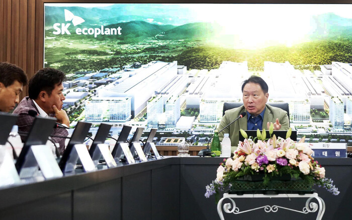 최태원 SK그룹 회장이 지난 2023년 9월 용인 반도체 클러스터 건설 현장을 방문해 이야기하고 있다. (사진=SK하이닉스 제공)