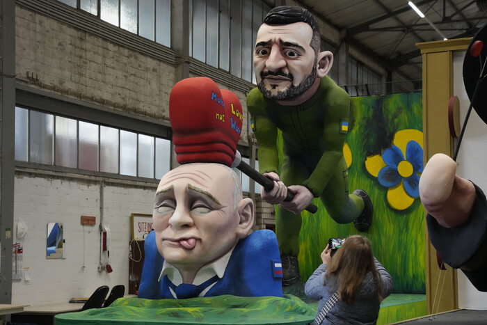 독일 쾰른에서 25일(현지시각) 열린 올해 로즈 먼데이 퍼레이드의 풍자 카니발 행진용 마차 발표 행사에서 한 카니발 마차가 우크라이나 대통령 볼로디미르 젤렌스키가 '사랑의 망치'를 사용해 러시아 대통령 블라디미르 푸틴을 때리는 모습을 묘사했다.(사진=AP, 연합뉴스)