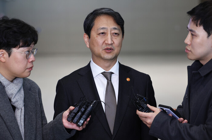 안덕근 산업통상자원부 장관이 26일 인천국제공항 제2여객터미널에서 미국 워싱턴 DC로 출국하기에 앞서 취재진의 질문에 답하고 있다. (사진=연합뉴스)