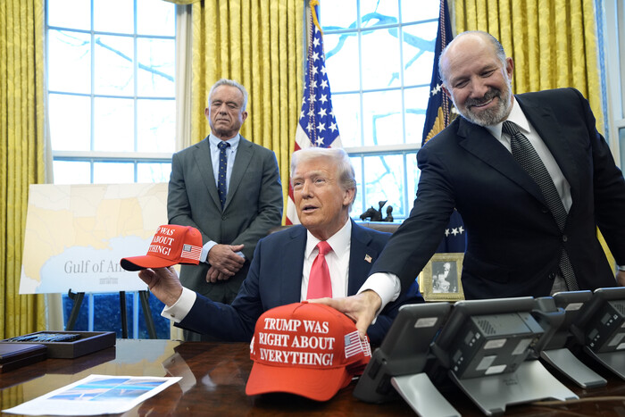 하워드 러트닉 미국 상무부 장관(오른쪽)이 25일(현지시각) 백악관 집무실에서 "트럼프는 모든 것에 옳다"라고 적힌 모자를 집어들고 있다. 트럼프 대통령 왼쪽은 로버트 케네디 주니어 보건복지부 장관이다. (사진=UPI 연합뉴스)