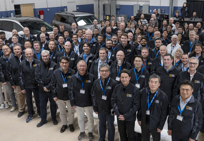 정의선 현대차그룹 회장(앞줄 오른쪽 다섯째)과 호세 무뇨스 현대차 CEO가 지난 10일 미국 캘리포니아 모하비주행시험장에서 열린 설립 20주년 행사에서 직원들과 기념사진을 찍고 있다. (사진=현대차그룹 제공)