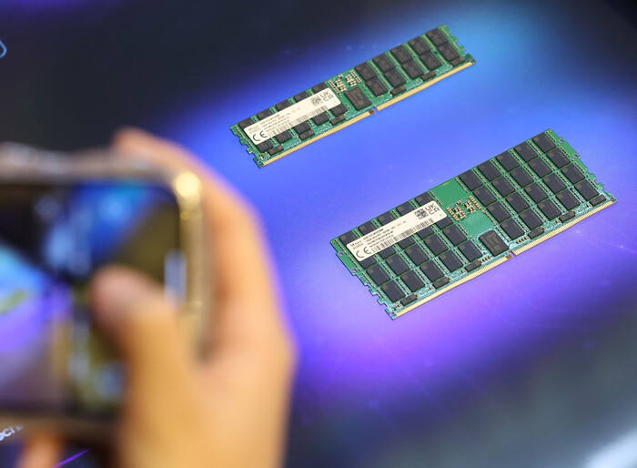 지난해 10월 서울 강남구 코엑스에서 열린 제 26회 반도체 대전 SEDEX 2024 SK하이닉스 부스에 서버용 디램이 전시돼 있다. (사진=연합뉴스)