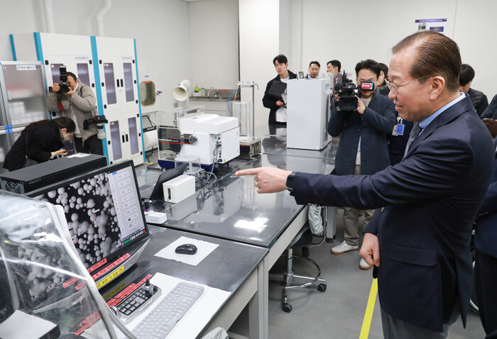 권영세 국민의힘 비상대책위원장이 28일 경기도 화성시 세라믹소재 부품 제조업체인 미코 동탄 제2사업장을 방문해 반도체 장비 부품 원료인 세라믹 파우더 분석 공정을 살펴보고 있다. (사진=연합뉴스)