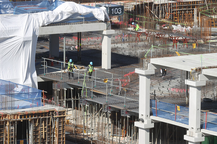 지난해 허가 면적은 최근 10년(2015∼2024년)간 평균 허가면적(1억6천88만9천㎡)의 78.2% 수준에 그친다. 건축 허가를 받은 후 실제로 공사에 들어간 규모를 나타내는 착공 면적은 지난해 총 7천931만㎡로, 허가 면적의 63.0%에 그쳤다. (사진=연합뉴스)